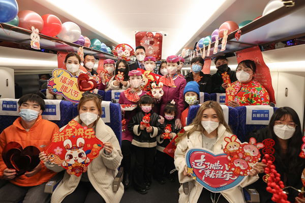Guiyang train crew shares New Year joy