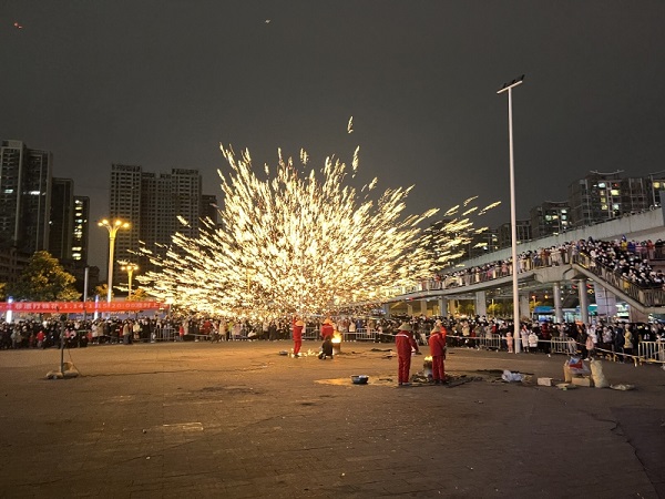 Molten iron fireworks show amazes Guiyang locals 