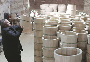 Village cashes in on wooden rice cookers