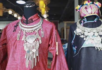Exquisite Guizhou ethnic garb showcased in festival market