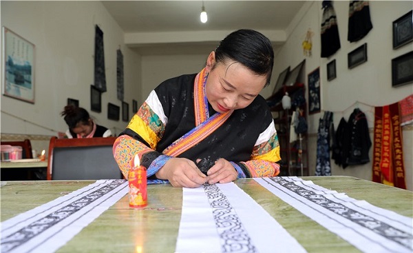 Miao embroidery improves people's lives in rural Guizhou
