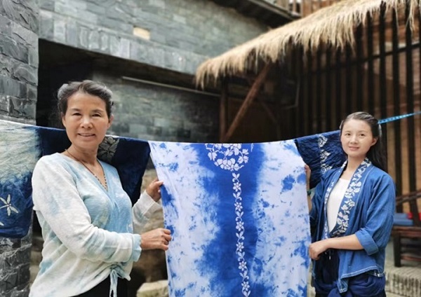 Young artist promotes traditional dyeing across country