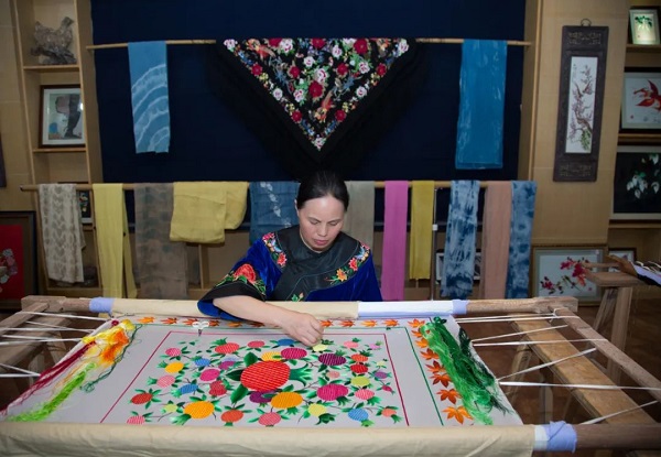 Shi Liping: Pass on Miao embroidery to more people