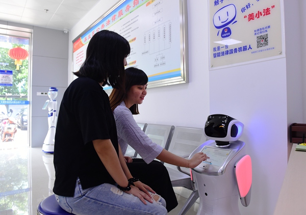 Smart legal robot greets public in Haikou