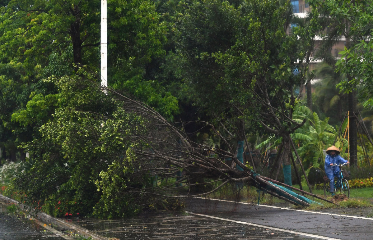 Typhoon Son-Tinh crashes into Hainan