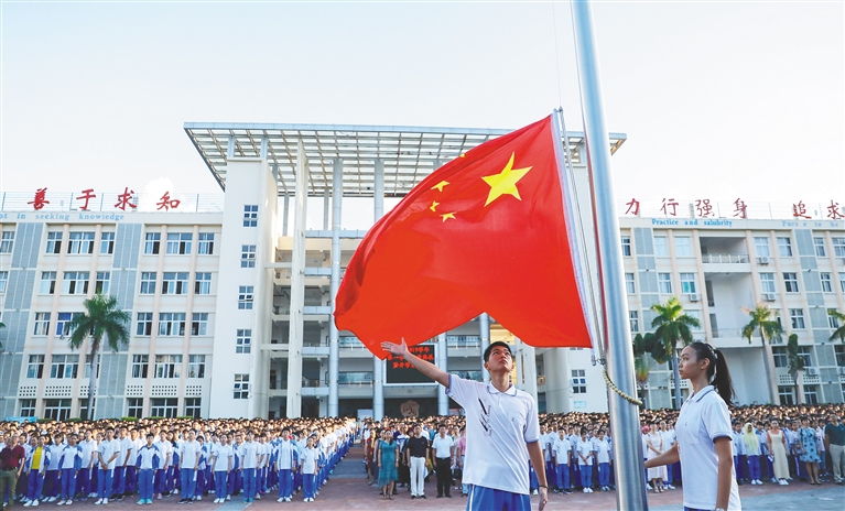 Hainan students start new semester in colorful ways 