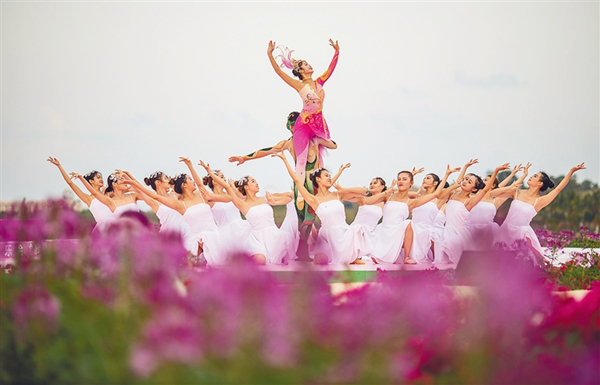 Performance held among flowers at Sanya park 