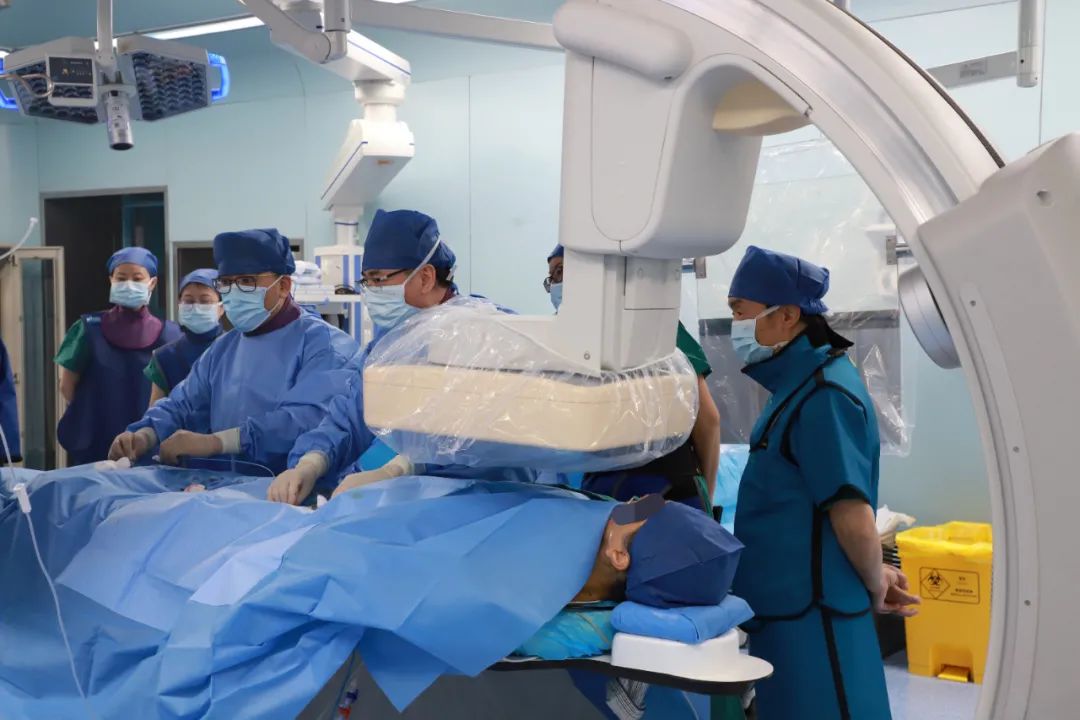  呉立群瑞金病院教授をはじめとする楽城博鰲スーパー病院のチームはもう1例のMicra AVリードレスペースメーカー手術を完成！