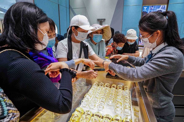 Duty-free shopping gathers steam in Hainan