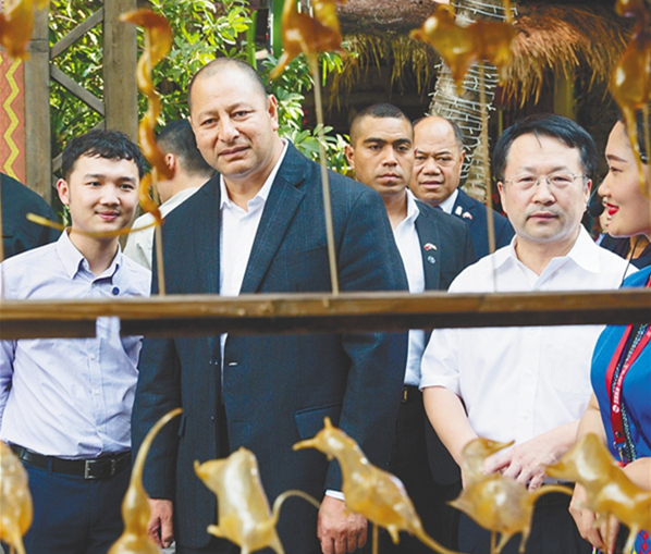 King of Tonga attracted by Hainan's landscape and culture 