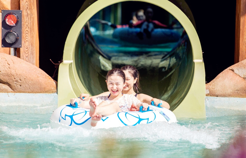 Asia's largest waterpark debuts in Sanya  