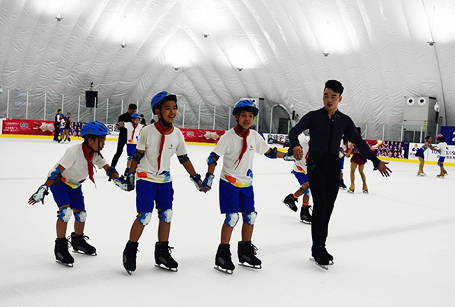 Figure skaters celebrate Children’s Day with Sanya students  