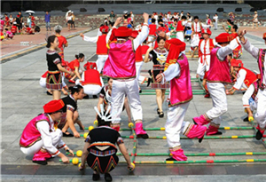 Thousands stage bamboo dance to celebrate Sanyuesan Festival