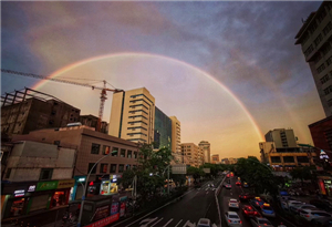 Double rainbows add color to Haikou's sky 