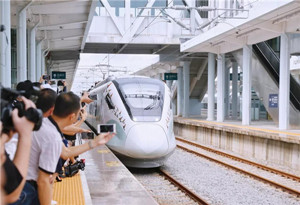 Haikou suburban train starts trial operation 