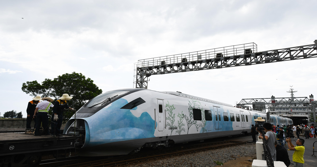 Haikou suburban train starts trial operation 