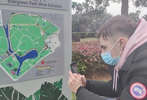 Brit helps Hainan correct inappropriate public signs