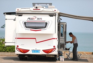 Tourists enjoy motor home moments in Dongfang