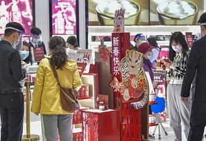 Hainan's duty-free shopping booms during Spring Festival