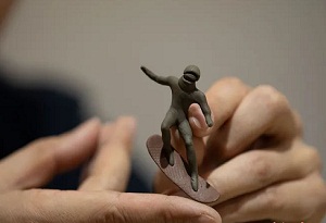 Hainan ceramist sculpts to celebrate Winter Olympics