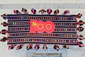 Hainan embroidery celebrates CPC's centenary