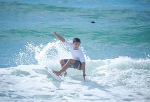 Japanese surfer sings praises of Hainan's waves
