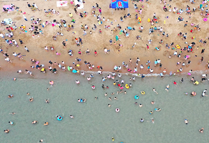 People swarm to take a good-luck swim in Haikou