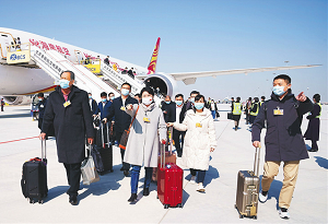Two Sessions: Hainan delegation arrives in Beijing