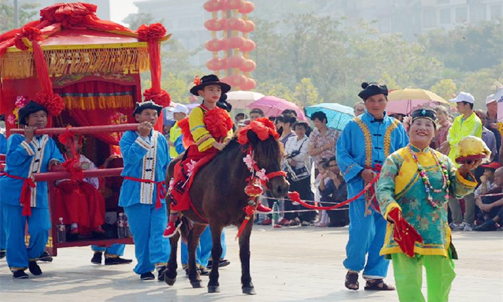 Folk-custom parade enlivens Yizhou's streets