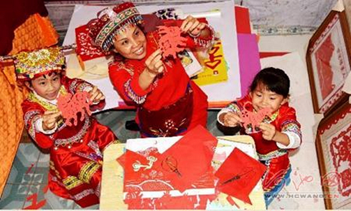 Mulao paper-cutting master gives lessons for free