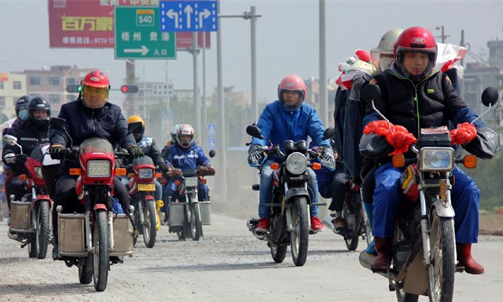 Migrant workers ride home for Spring Festival reunions