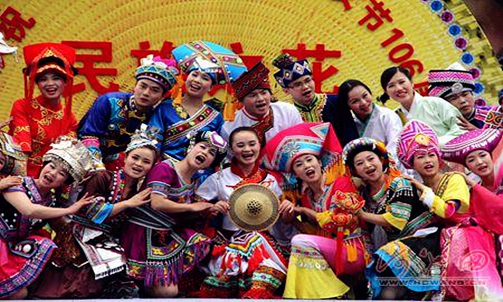 Huanjiang organizes costume competition