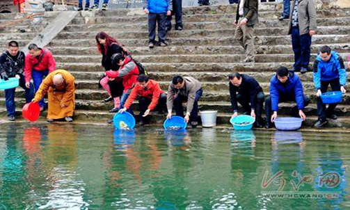 Donglan residents release fish to protect resources