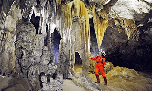 Giant caves, sinkholes discovered in South China