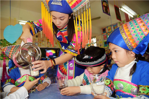 Children get stuck into sticky rice cakes