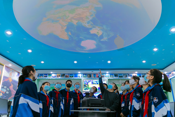 3——2022年4月21日，内蒙古呼和浩特市第二十六中学老师通过数字星球系统为学生讲解地球知识。20220421-B86I0250_副本.jpg
