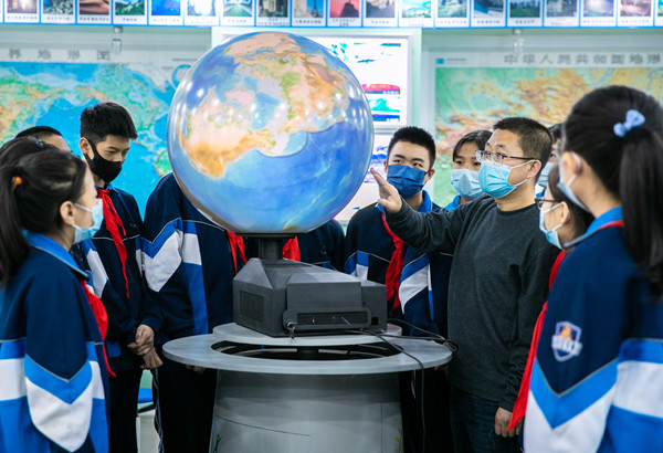 4——2022年4月21日，内蒙古呼和浩特市第二十六中学老师通过数字星球系统为学生讲解地球知识。20220421-B86I0230_副本.jpg