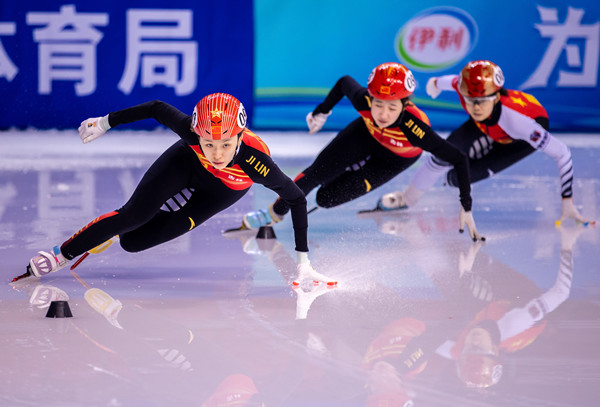3——2023年2月4日，来自吉林省体育局冰上运动管理中心的选手王艺潮（左一）在500米决赛中。她最终以44秒078获得青年女子甲组冠军。A01I6948_副本.jpg