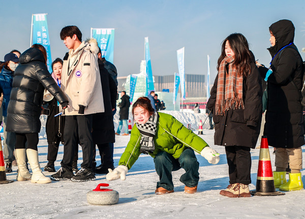 2024年1月11日，参赛选手在呼和浩特市第四届冰雪运动季呼和浩特市干部职工冰雪趣味运动会上进行趣味冰壶比赛。20240111-A01I9088_副本.jpg