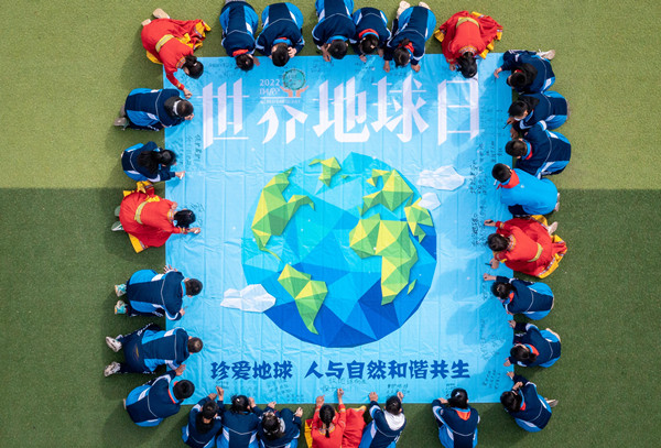 1——2022年4月21日，内蒙古呼和浩特市第二十六中学的学生在“世界地球日”主题画布上签名寄语。20220421-DJI_0477_副本.jpg