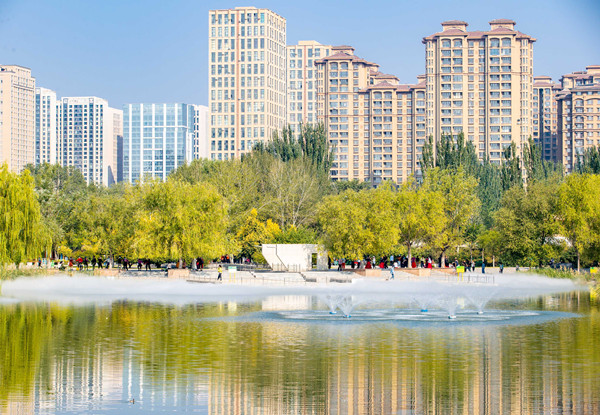 Autumn brings glorious splash of color to Hohhot's parks 