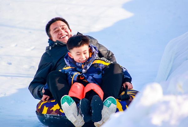 2024年1月11日，游人在呼和浩特市第四届冰雪运动季呼和浩特市干部职工冰雪趣味运动会上体验滑雪圈。20240111-A01I9848_副本.jpg