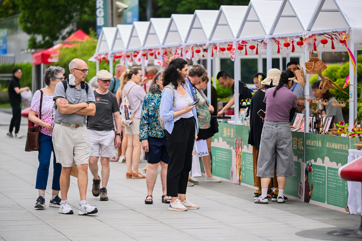 China to further optimize visa waiver policies: FM spokesman