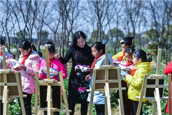 Huzhou students enjoy outdoor classes