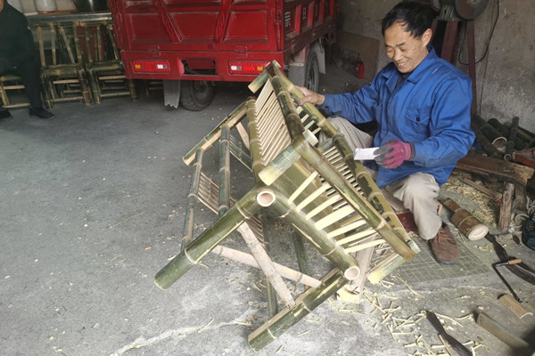 Bamboo chairs handmade by Huzhou artisan enjoy popularity