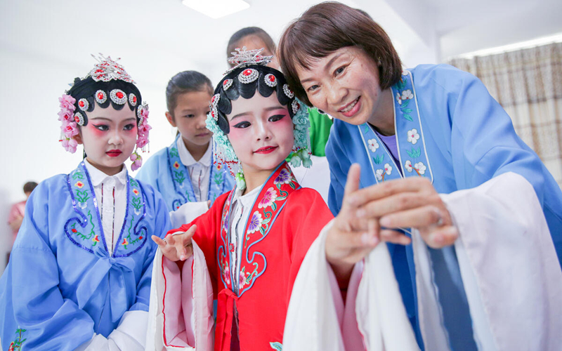 Huzhou schoolchildren embrace traditional Peking Opera