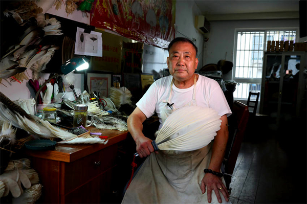 Yin Genmao, a feather fan master in Huzhou