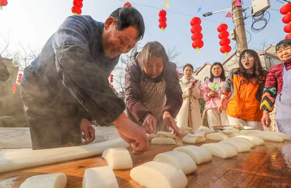 Huzhou residents make niangao for New Year