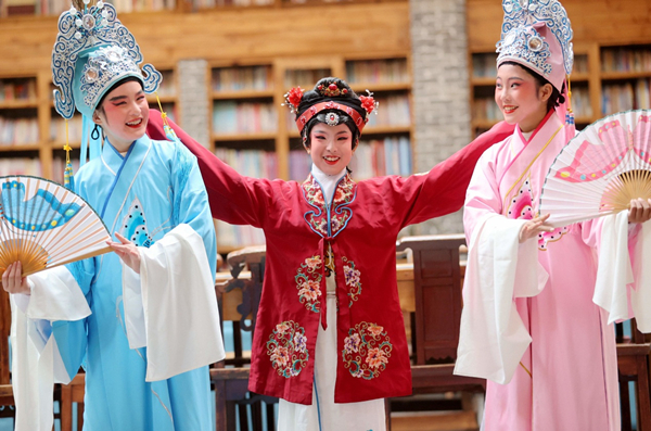 Huzhou offers opera lessons to children of non-local workers