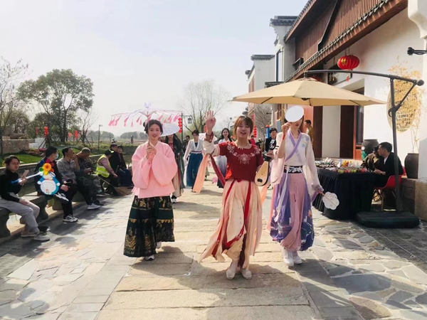Hanfu cultural festival held in Wuxing